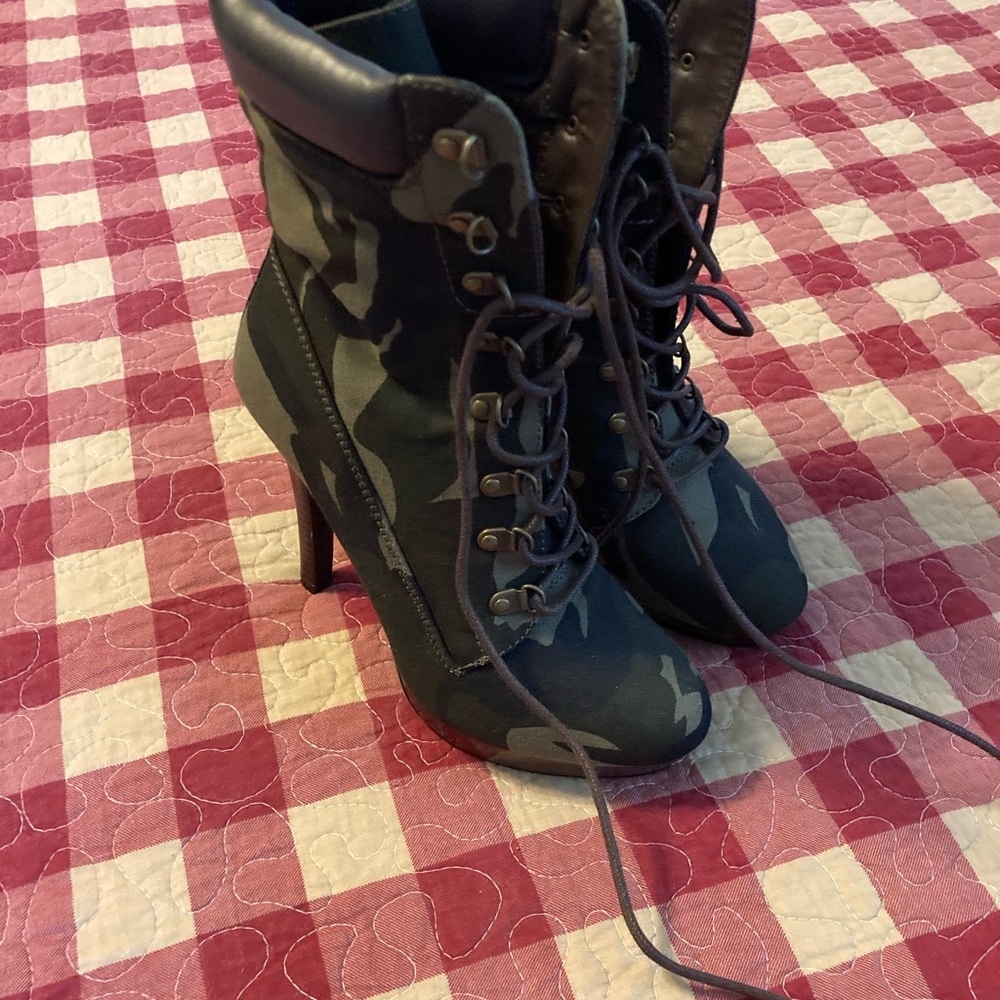 Shoedazzle Camo Boot Size 6